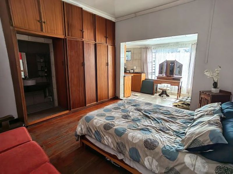 3 Bedroom house with 2 apartments in Central Town - Photo 3