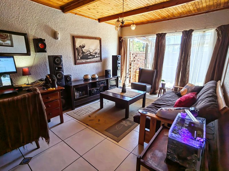 2 Bedroom Townhouse For Sale - Photo 5