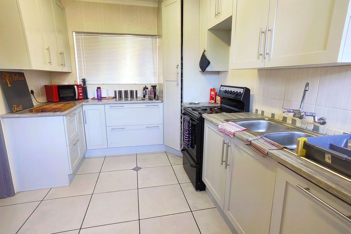 2 Bedroom Townhouse For Sale - Photo 2