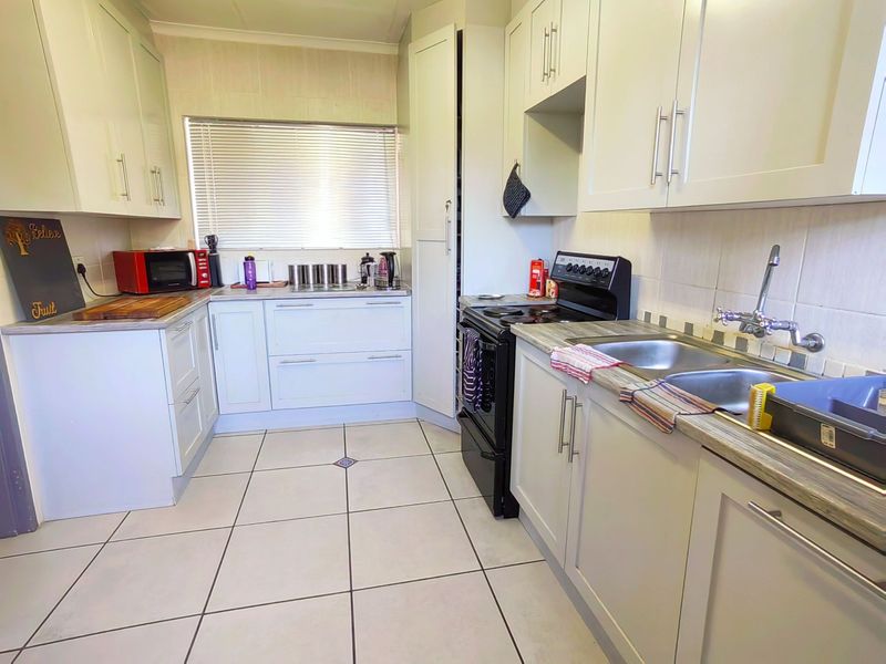 2 Bedroom Townhouse For Sale - Photo 2