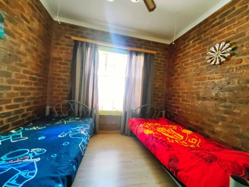 4 Bedroom House and 3 Bedroom House and a 1 Bedroom flat For Sale on one stand! - Photo 9