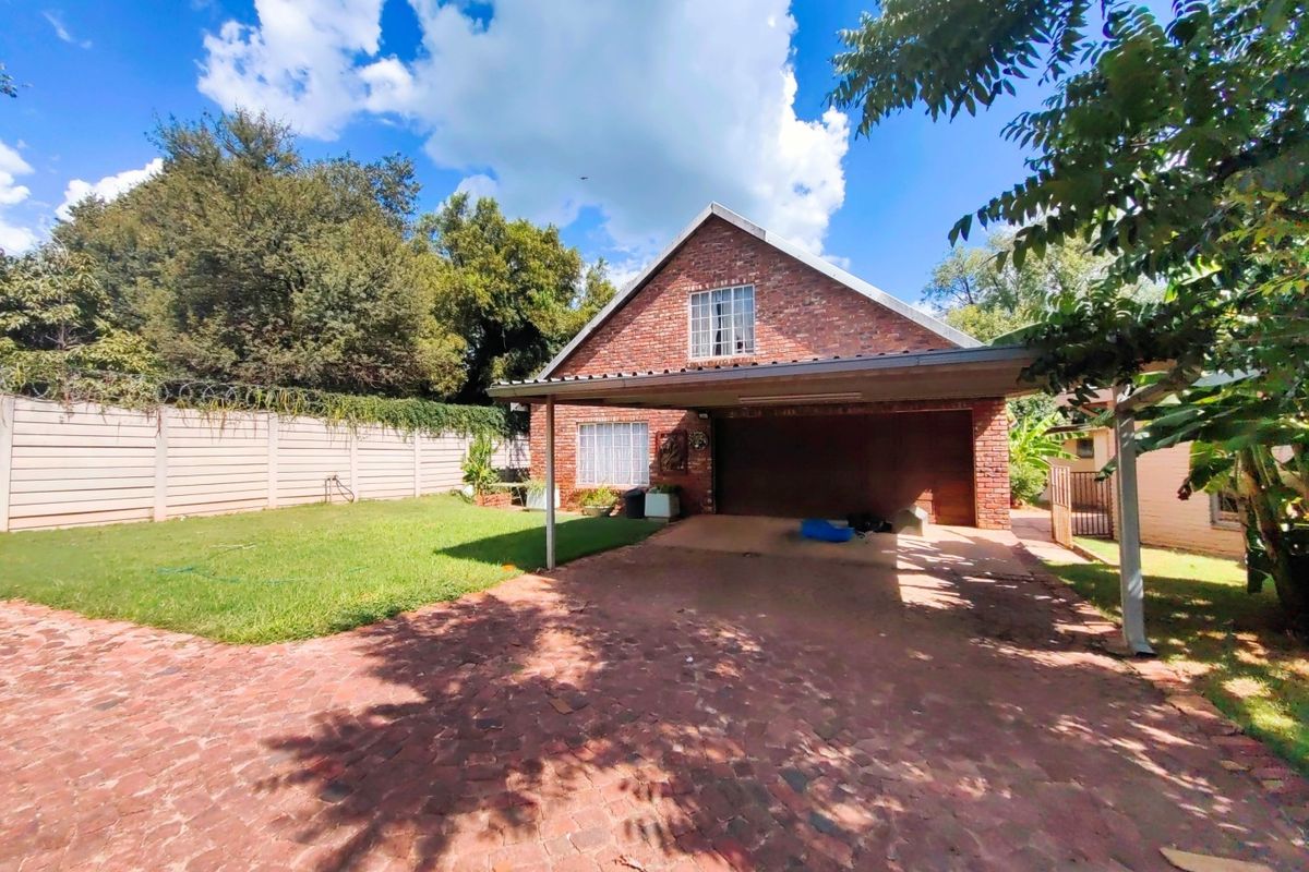 4 Bedroom House and 3 Bedroom House and a 1 Bedroom flat For Sale on one stand! - Photo 2