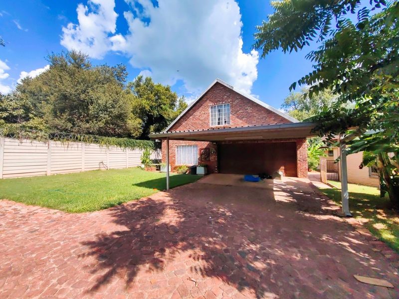 4 Bedroom House and 3 Bedroom House and a 1 Bedroom flat For Sale on one stand! - Photo 2