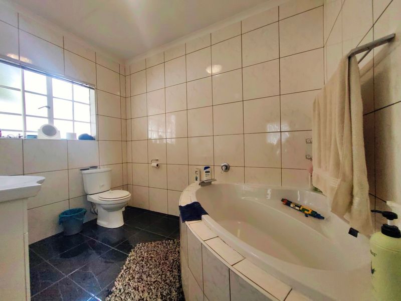4 Bedroom House and 3 Bedroom House and a 1 Bedroom flat For Sale on one stand! - Photo 8