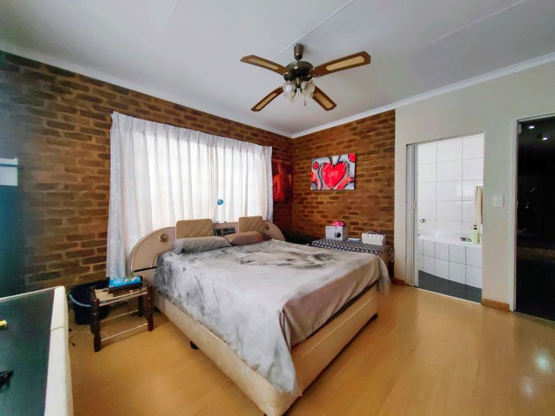 4 Bedroom House and 3 Bedroom House and a 1 Bedroom flat For Sale on one stand! - Photo 7