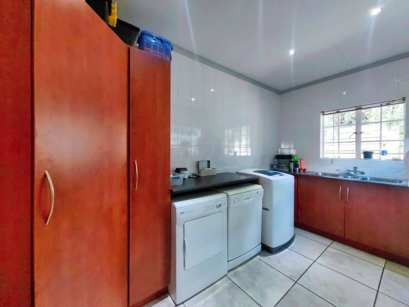 4 Bedroom House and 3 Bedroom House and a 1 Bedroom flat For Sale on one stand! - Photo 6