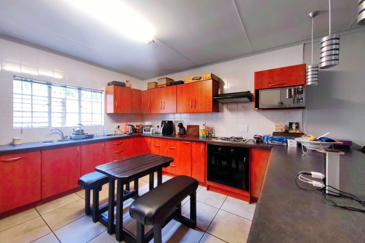 4 Bedroom House and 3 Bedroom House and a 1 Bedroom flat For Sale on one stand! - Photo 4