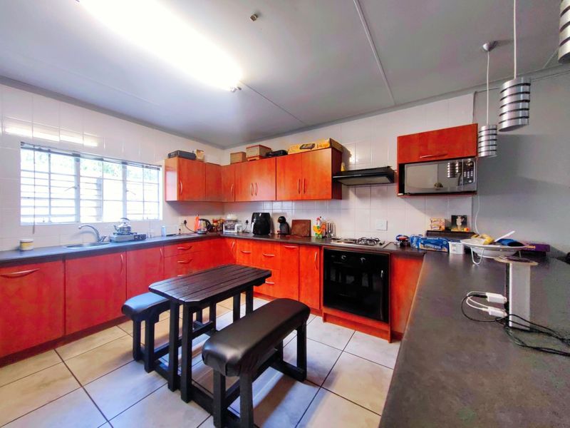 4 Bedroom House and 3 Bedroom House and a 1 Bedroom flat For Sale on one stand! - Photo 4
