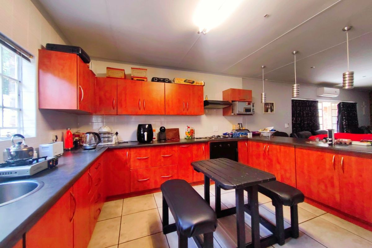 4 Bedroom House and 3 Bedroom House and a 1 Bedroom flat For Sale on one stand! - Photo 5