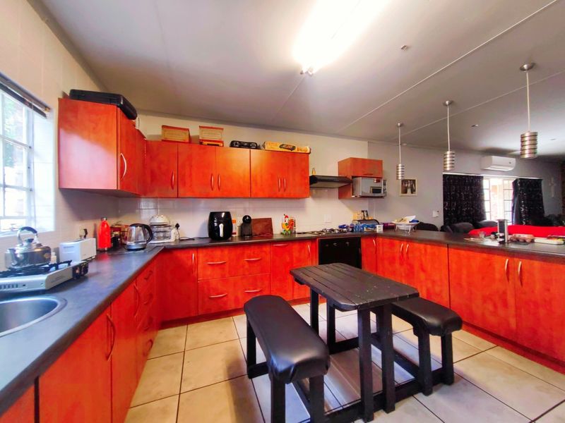 4 Bedroom House and 3 Bedroom House and a 1 Bedroom flat For Sale on one stand! - Photo 5