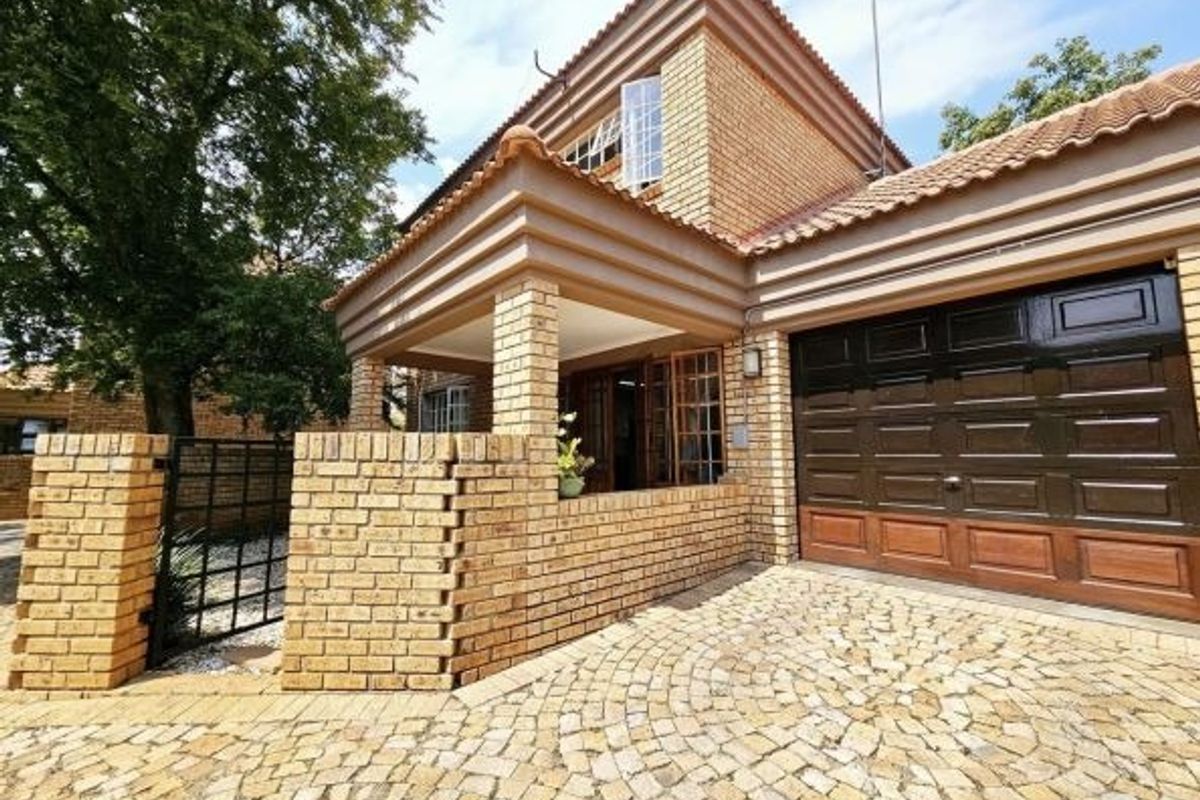 Modern 2 Bedroom Townhouse For Sale - Photo 2