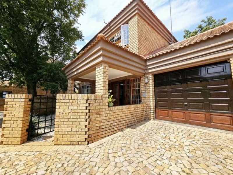 Modern 2 Bedroom Townhouse For Sale - Photo 2