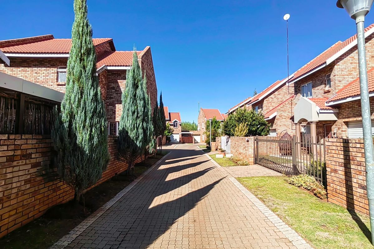 Modern Townhouse in Ballie Park - Photo 2