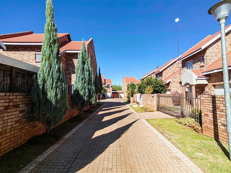 Modern Townhouse in Ballie Park - Photo 2