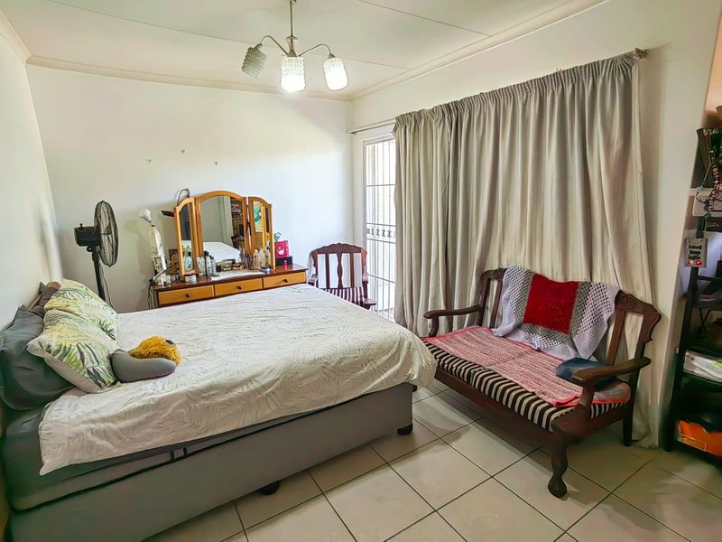 Spacious Townhouse in Central Town! - Photo 10