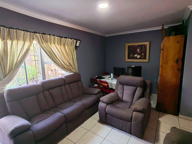 Spacious Townhouse in Central Town! - Photo 8