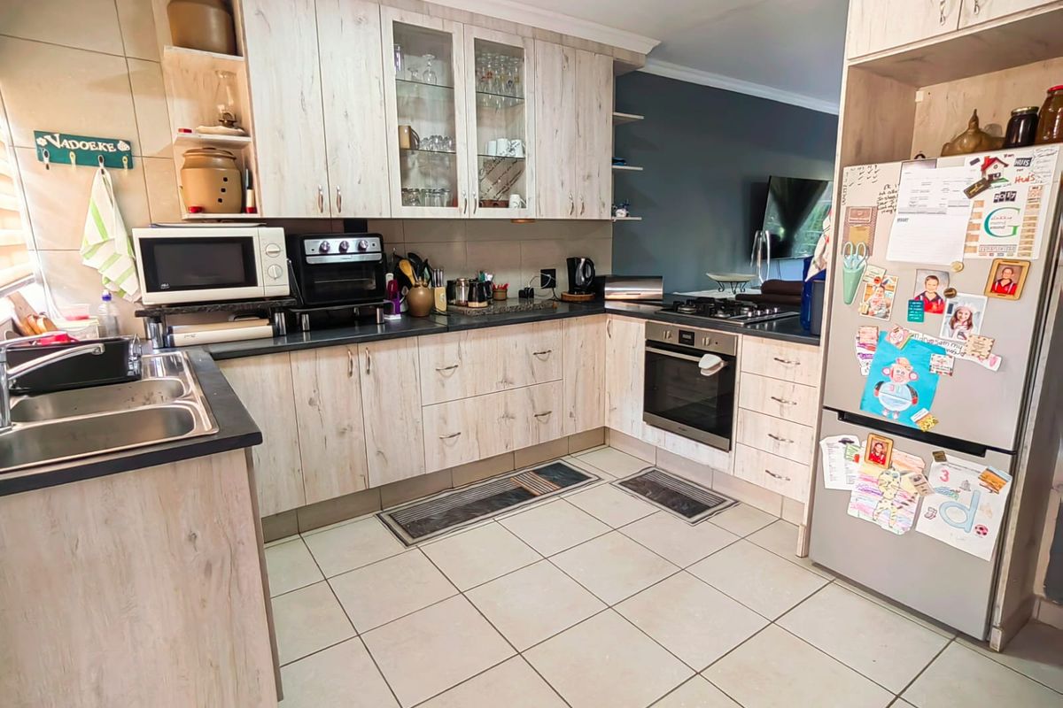 Spacious Townhouse in Central Town! - Photo 3