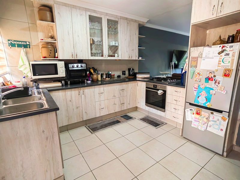 Spacious Townhouse in Central Town! - Photo 3