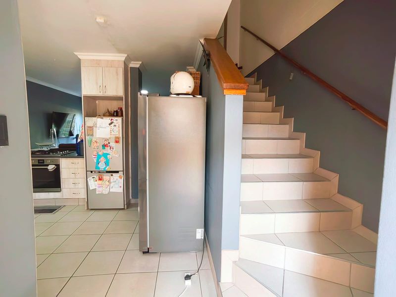 Spacious Townhouse in Central Town! - Photo 9