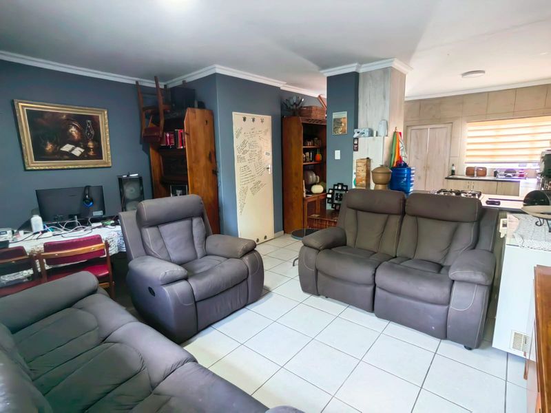 Spacious Townhouse in Central Town! - Photo 7