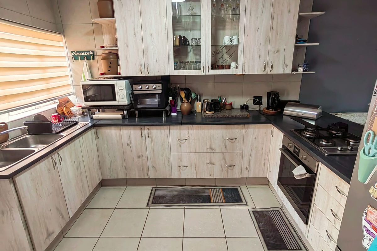 Spacious Townhouse in Central Town! - Photo 2