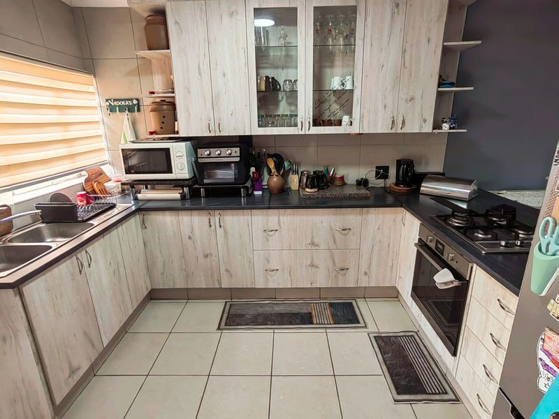 Spacious Townhouse in Central Town! - Photo 2