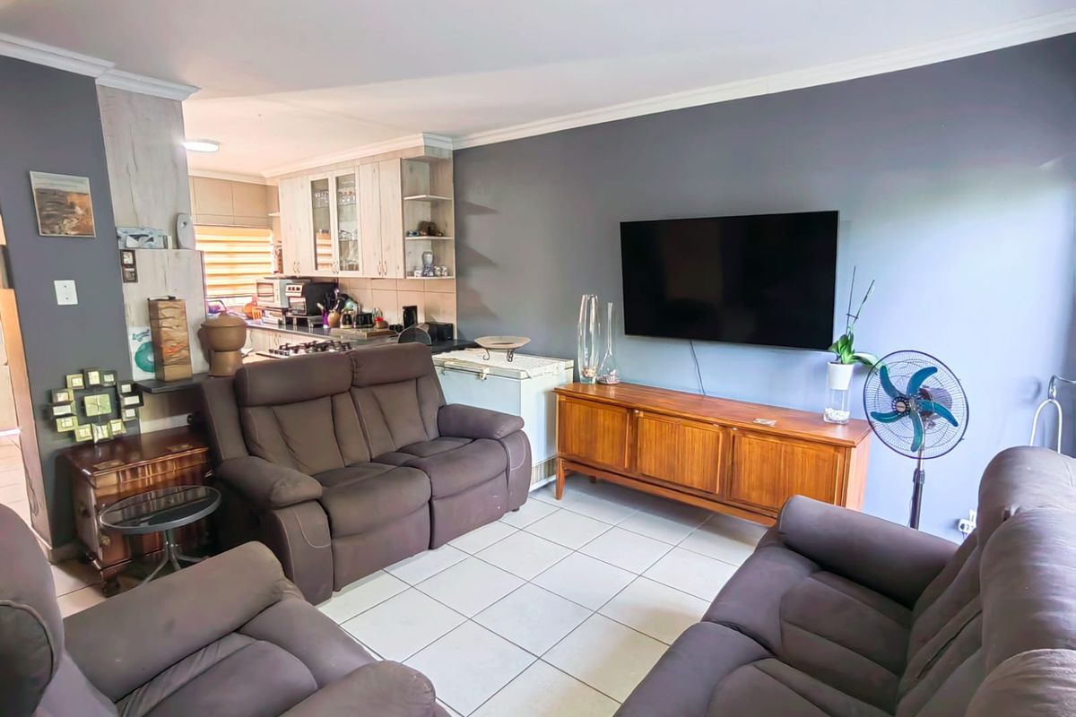 Spacious Townhouse in Central Town! - Photo 5