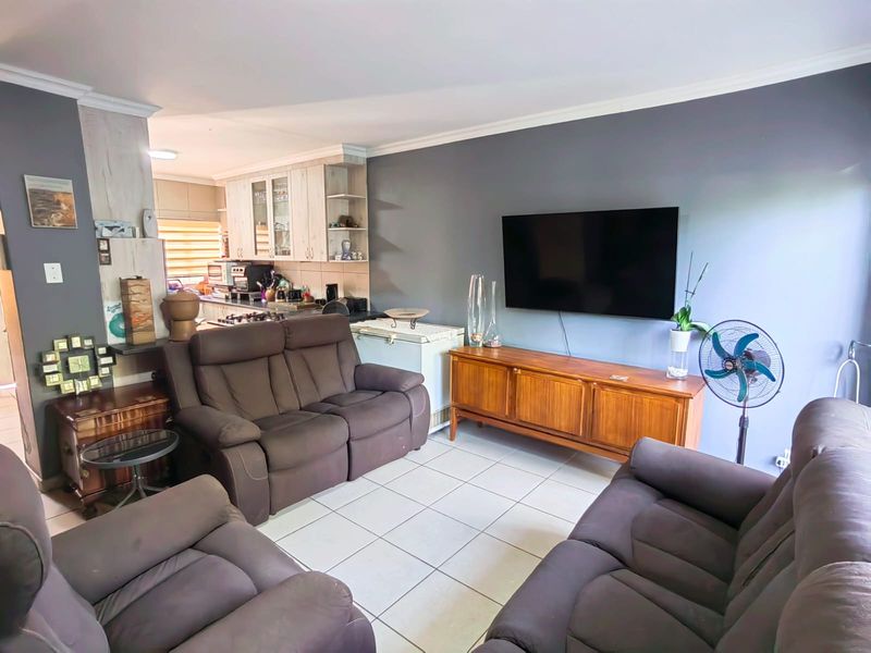 Spacious Townhouse in Central Town! - Photo 5