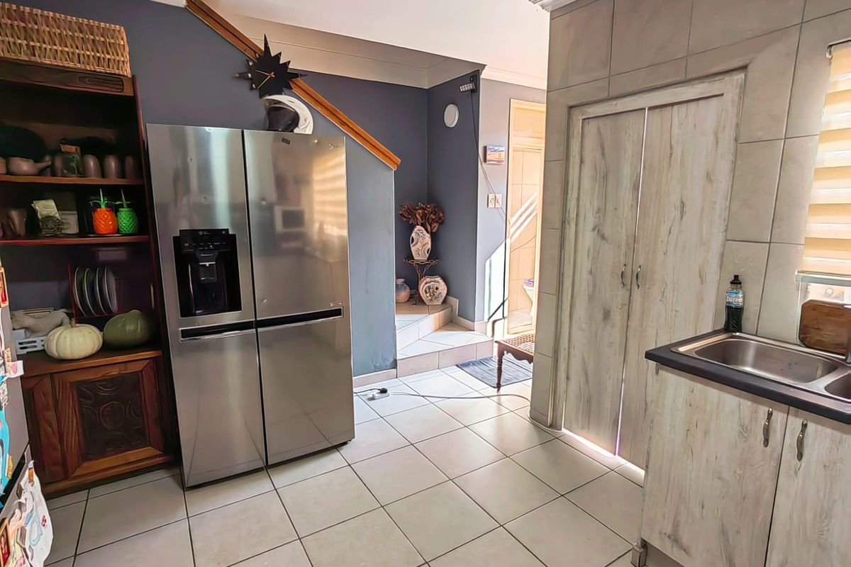 Spacious Townhouse in Central Town! - Photo 4