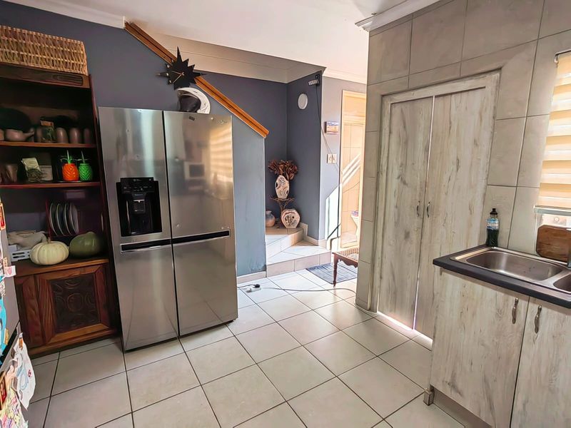 Spacious Townhouse in Central Town! - Photo 4