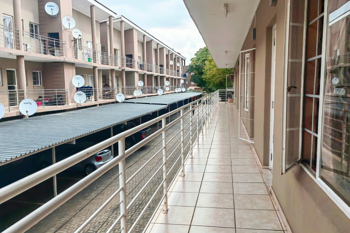 2 Bedroom apartment in Central Town! - Photo 2