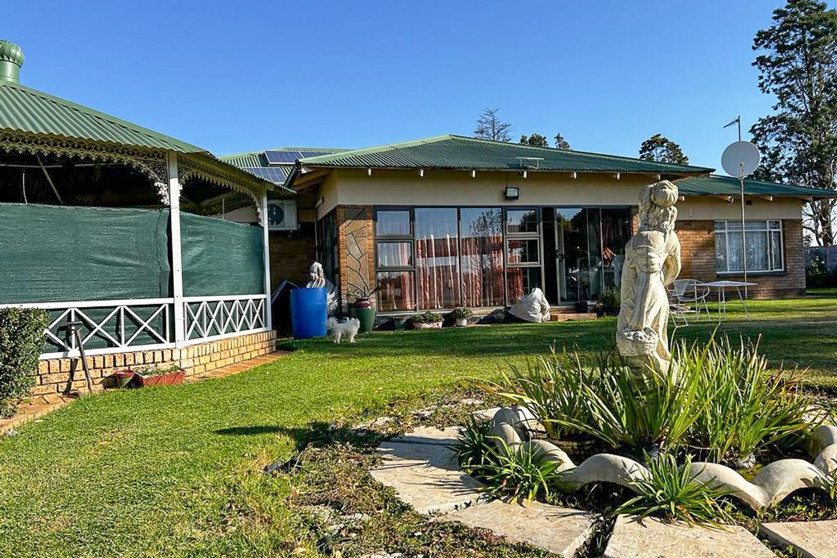 A harmonious blend of residential comfort and agricultural opportunities - Photo 2