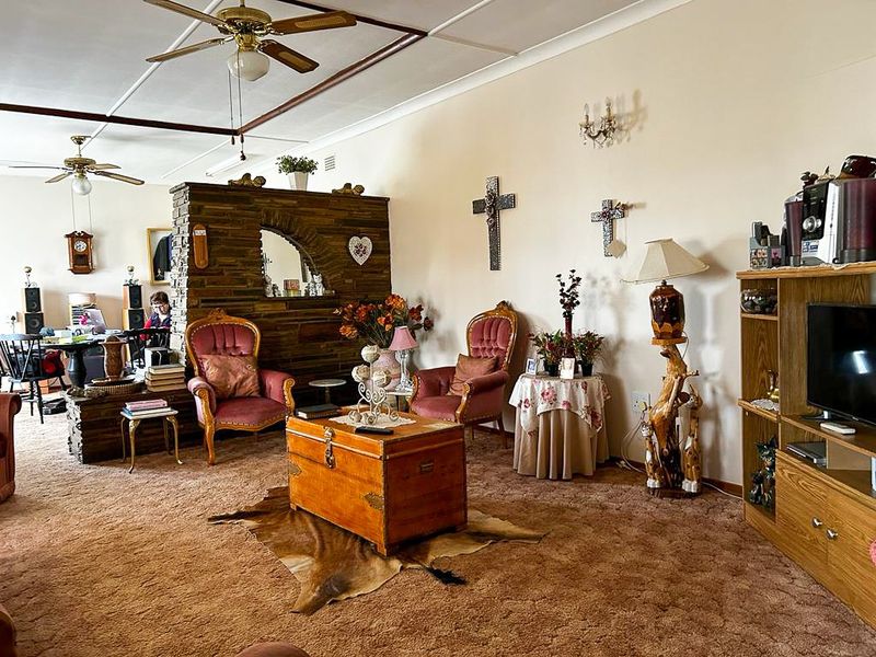 A harmonious blend of residential comfort and agricultural opportunities - Photo 3