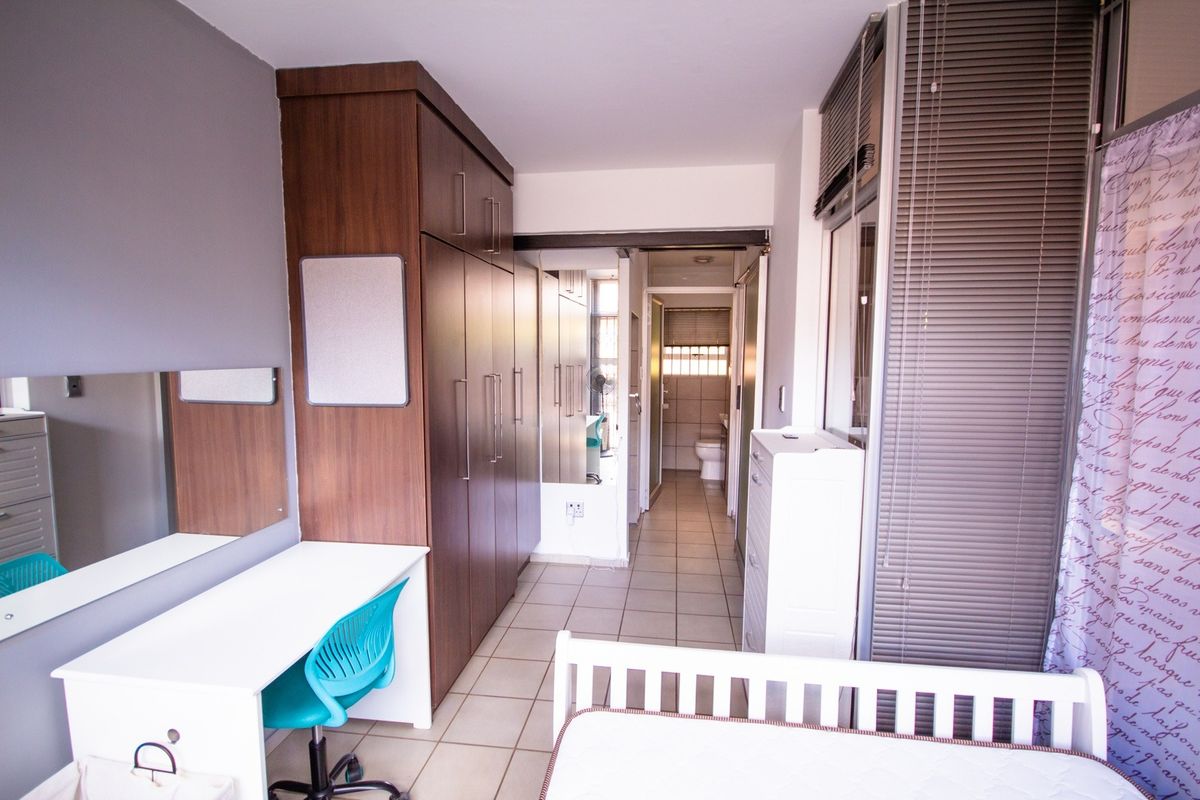 Large Modern Apartment, right across from Campus – For Sale - Photo 5