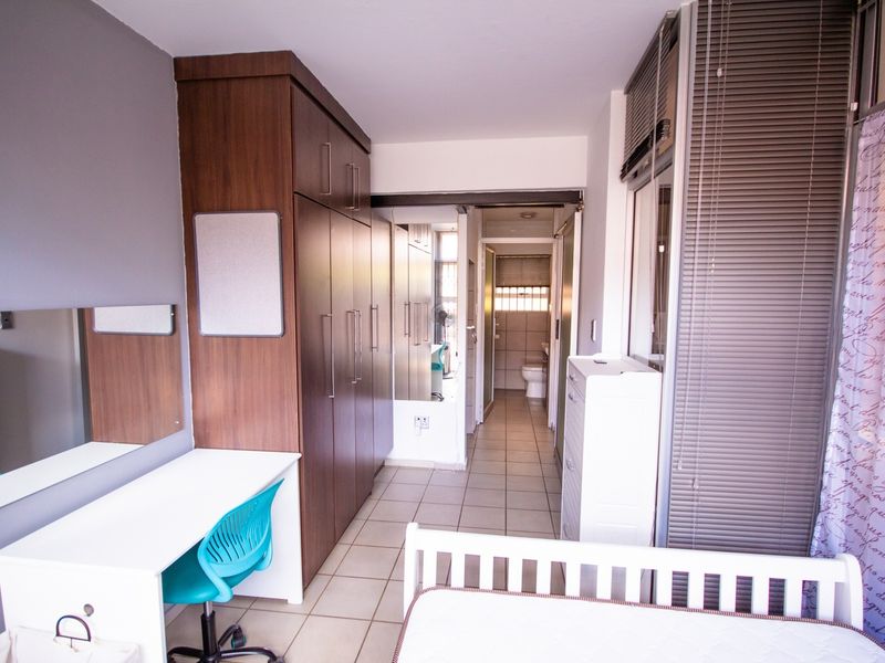 Large Modern Apartment, right across from Campus – For Sale - Photo 5