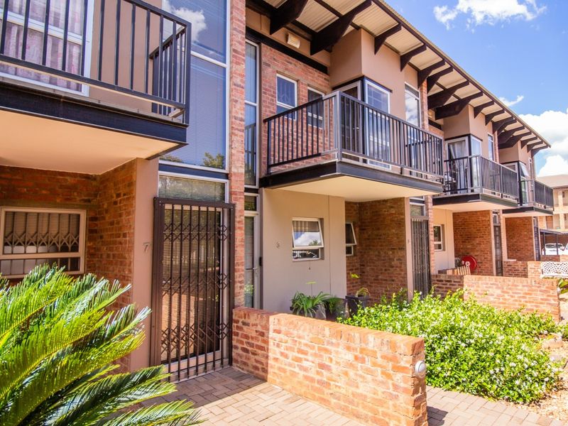 Large Modern Apartment, right across from Campus – For Sale - Photo 2