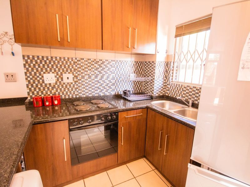 Large Modern Apartment, right across from Campus – For Sale - Photo 8