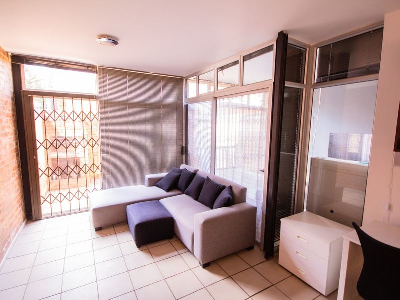 Large Modern Apartment, right across from Campus – For Sale - Photo 7