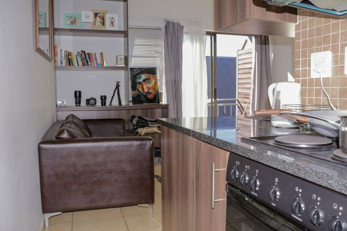 Comfortable and convenient living space - Photo 4