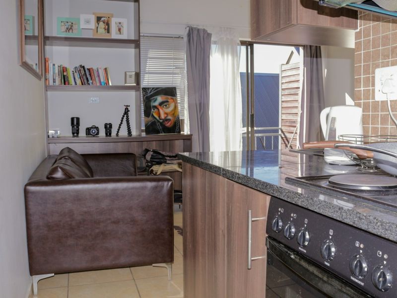 Comfortable and convenient living space - Photo 4