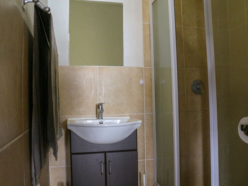 Comfortable and convenient living space - Photo 7