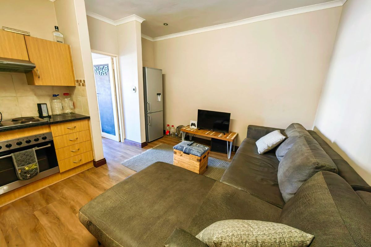 Walking distance from the NWU! - Photo 4