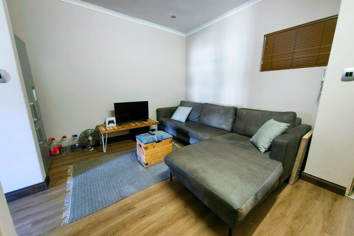 Walking distance from the NWU! - Photo 2