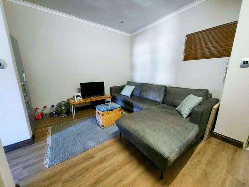Walking distance from the NWU! - Photo 2