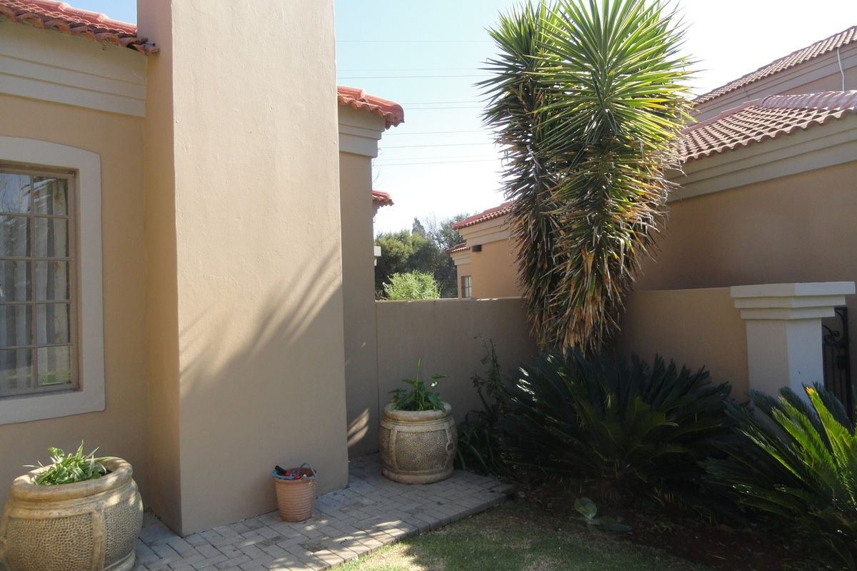 Spacious Three-bedroom Townhouse – Potchefstroom – For Sale - Photo 2