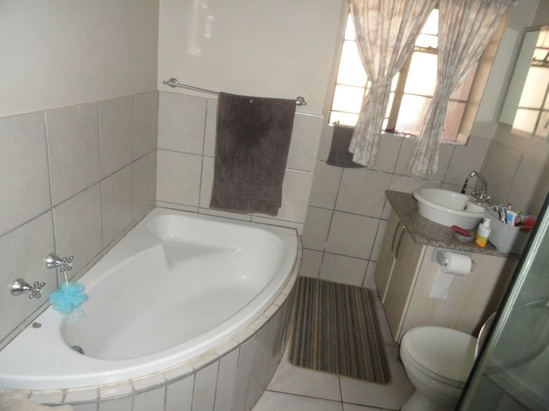 Spacious Three-bedroom Townhouse – Potchefstroom – For Sale - Photo 7