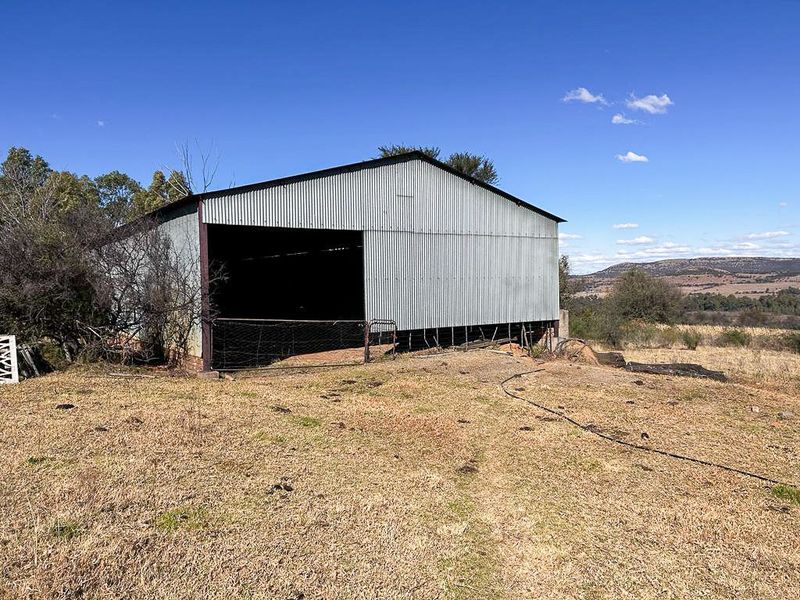 Farm with picturesque view - Photo 8