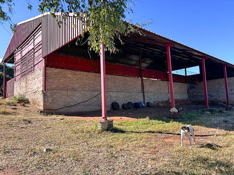 Farm with picturesque view - Photo 7