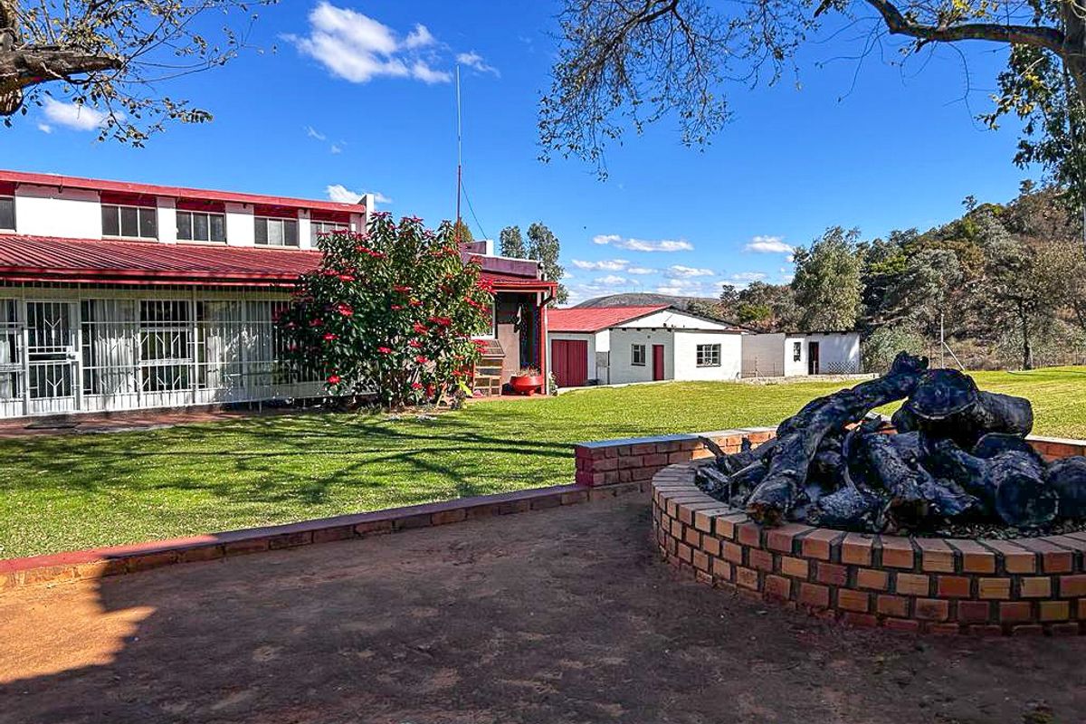 Farm with picturesque view - Photo 3