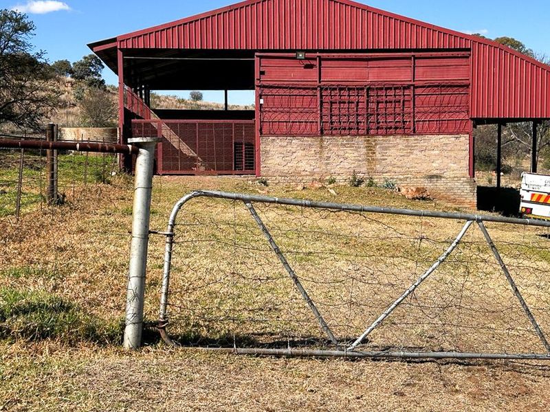 Farm with picturesque view - Photo 6